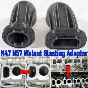 Może przedstawiać: Dwa czarne plastikowe adaptery do czyszczenia orzechami, oznaczone "N47 N57 Walnut Blasting Adapter". Adaptery są zaprojektowane do montażu w kolektorze dolotowym silnika samochodowego. Obraz pokazuje również zbliżenia kolektora dolotowego z zamontowanymi adapterami.