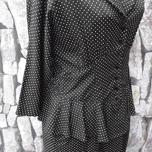 Jolie robe boutonnée à pois noire et blanche avec jupe à basque.