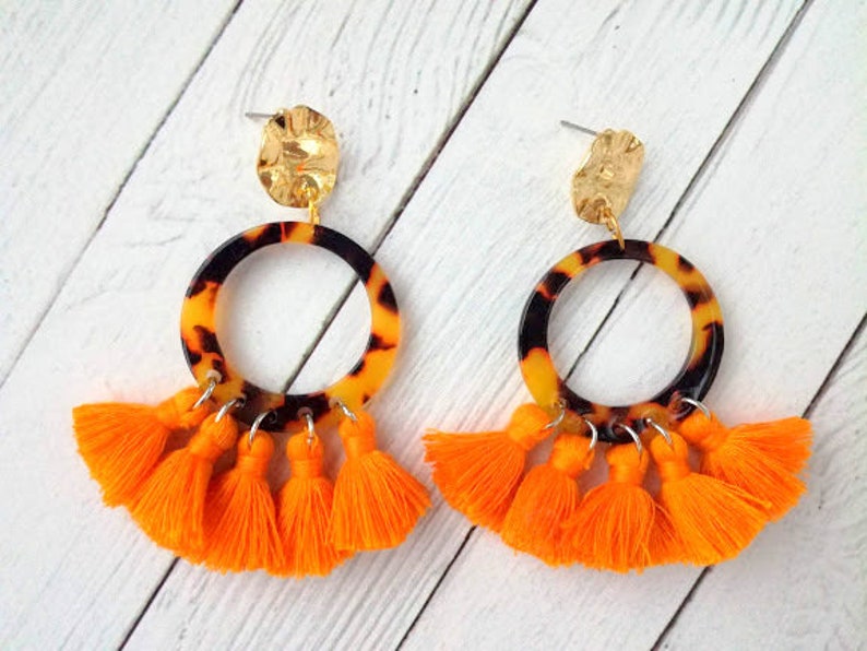 Resin hoop earring Ivory tassel earring Cream small cotton tassel Lightweight geometric earring Acrylic jewelry White boho tassel Bohemian