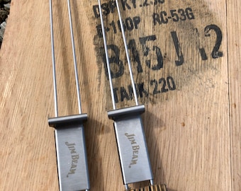 Brochetas de barbacoa jim beam whisky barrel. Madera de roble macizo. Hecho con auténticos pentagramas de barril de bourbon Jim Beam.