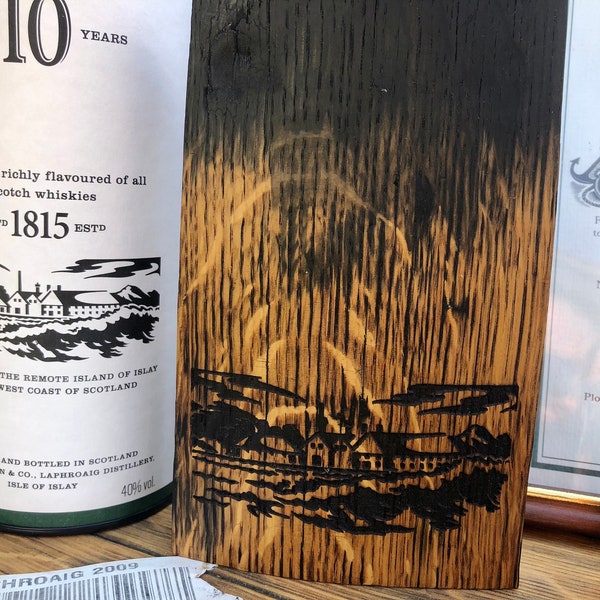 Laphroaig Fass Brennerei Szene Plakette. Eiche massiv. Hergestellt aus echtem Laphroaig Fass. Schottische Geschenke, handgefertigt in Schottland.