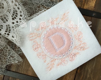 Elegant monograme frame embroidery design file