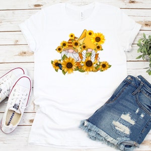 Sonnenblumen Zwerg T-Shirt, Sommer Zwerge mit Sonnenblumen, Sonnenblumen Shirt, Frühlingszwerg T-Shirt, Heilung Gnome Shirt, Wildblumen Shirt