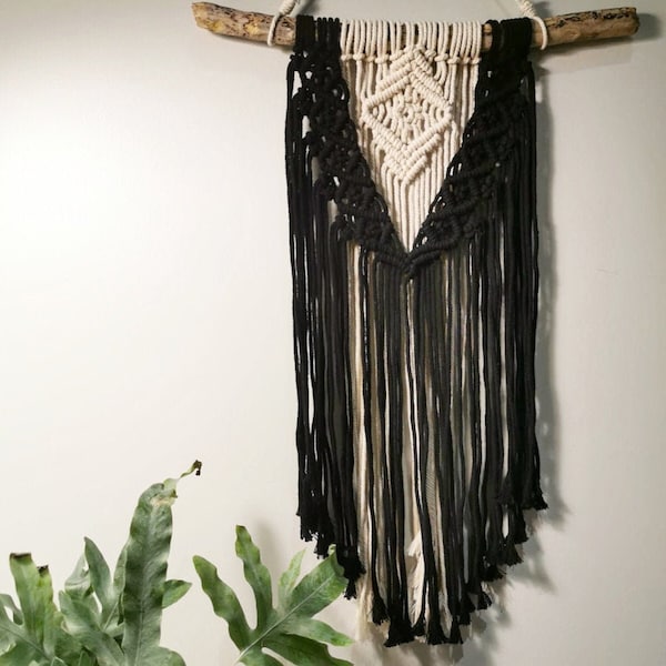 Déco murale en macramé noire et blanche