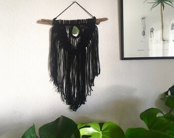 Décoration noire en macramé avec pierre de jade