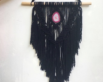 Déco Noire en macramé avec tranche d'agate rose