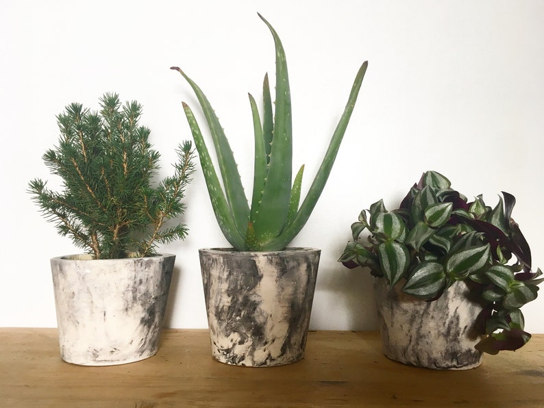 Pots en pl\u00e2tre faits main effet marbr\u00e9