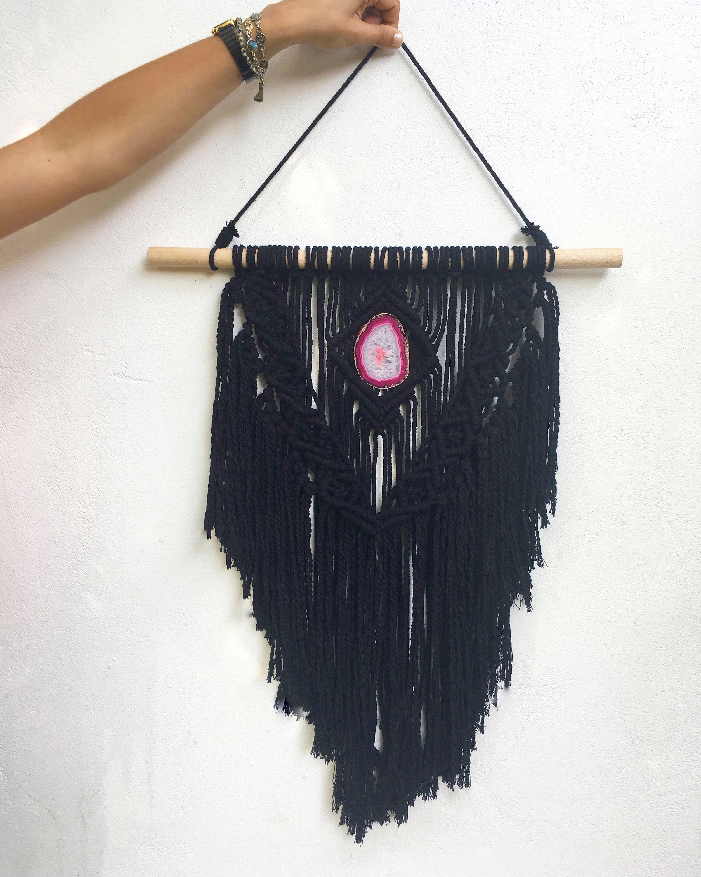 Déco Noire en Macramé avec Tranche d'agate Rose
