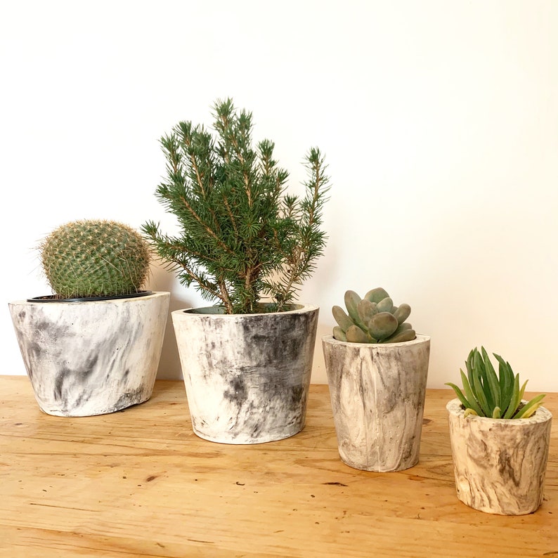 Pots en pl\u00e2tre faits main effet marbr\u00e9
