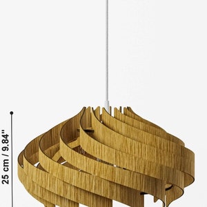 Może przedstawiać: Drewniana lampa wisząca o spiralnym wzorze. Lampa ma 45 cm szerokości i 25 cm wysokości.