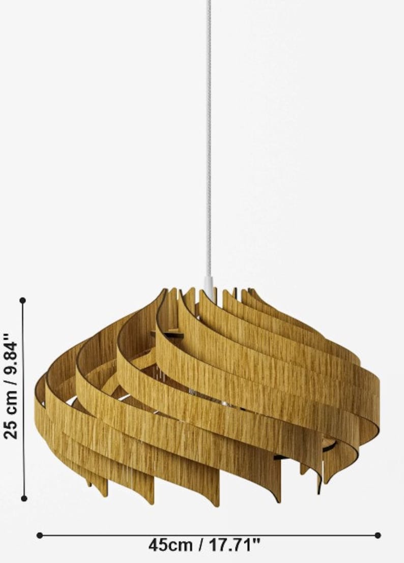 Może przedstawiać: Drewniana lampa wisząca o spiralnym wzorze. Lampa ma 45 cm szerokości i 25 cm wysokości.