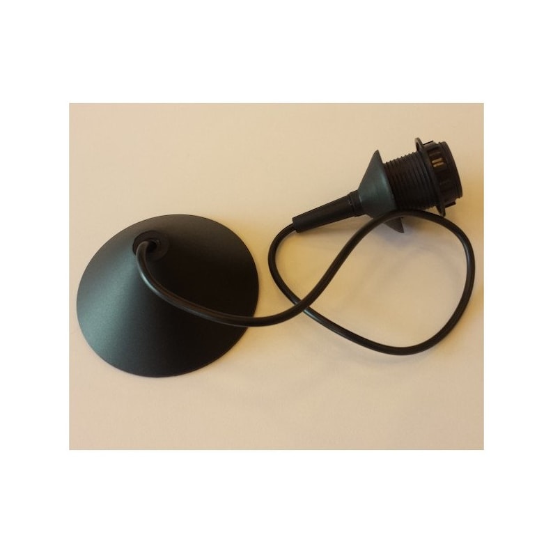 May include: A black pendant light fitting with a round, conical canopy and a black cord. The fitting includes a black socket and a wire. The canopy is approximately 15 cm in diameter.