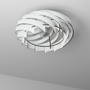 Puede incluir: Lámpara de techo en espiral blanca y negra. La lámpara tiene un diseño en capas con una bombilla central. El accesorio está hecho de material blanco con detalles en negro, creando una estética moderna. La lámpara está montada en un techo blanco.