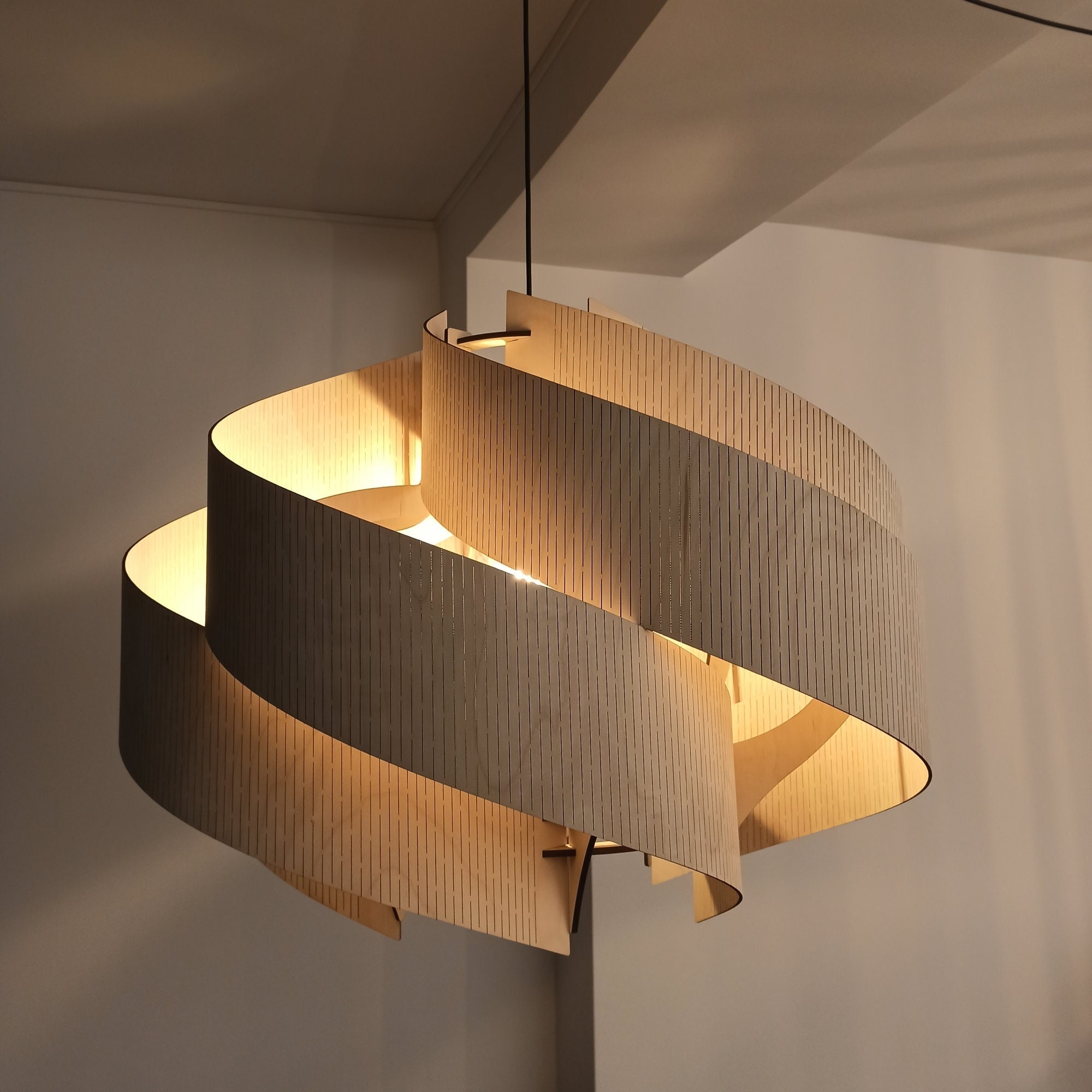 Mid Century Modern Lampe/ Deckenlampe Hängeleuchte Handgemachte Lampe Secret / Skandinavische Holz 750 / 