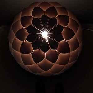 Ambachtelijke walnootaccentlamp: handgemaakte minimalistische verlichting afbeelding 4
