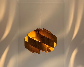 Skandinavische Holzdeckenlampe &quot;The Secret&quot; - handgefertigte Beleuchtung für die Kücheninsel