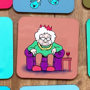 Grumpy Oma - Fun Festive Cartoon Coaster, hoge kwaliteit bedrukt met kurk achterkant