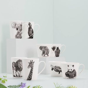 Può includere: Set di sei tazze in ceramica bianca con illustrazioni in bianco e nero di animali. Le tazze presentano un koala, un cacatua, un elefante, un panda, una tartaruga e un leone.