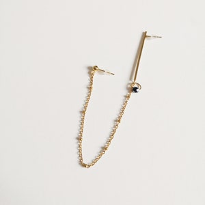 Boucle d'oreille en acier inoxydable doré pour lobe et cartilage (Hélix) chaîne et perle en verre facettée noire, tige et boule