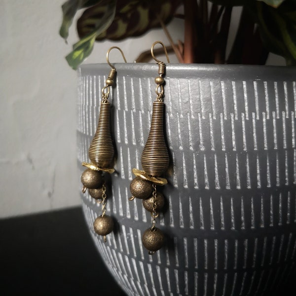 Boucles d'oreilles bronze amphore spirale et perles effet givré