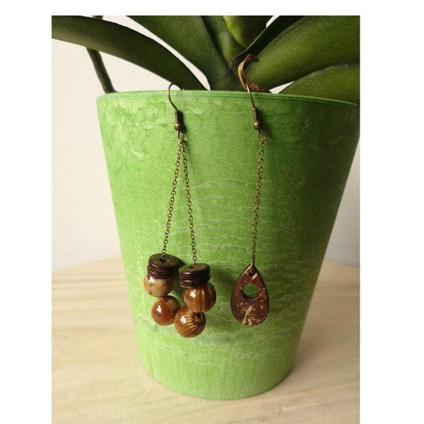 Boucles d'oreilles asymétriques chaîne fine bronze et perles en noix de coco formes goutte et rondelle et perles acrylique marron
