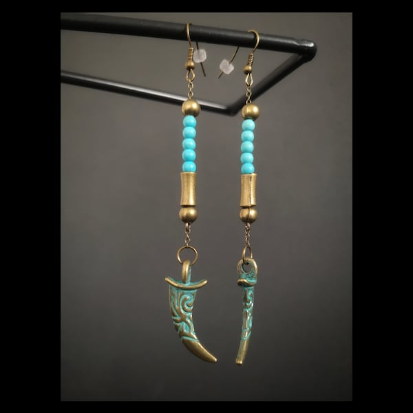 Boucles d'oreilles long pendant corne bronze et turquoise, perles de Howlite turquoises