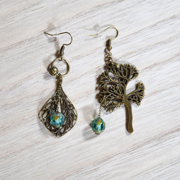 Boucles d'oreilles asymétriques bronze arbre, feuille et perle en verre turquoise