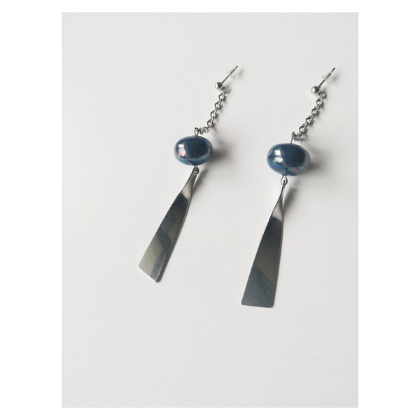 Boucles d'oreilles acier inoxydable longue torsade et perles plastiques ovales bleu pétrole