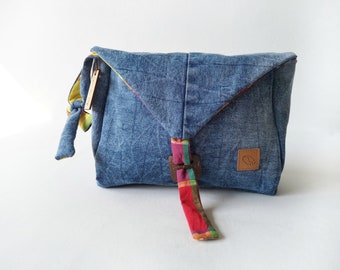 Axelväska i Madras och återvunnen blå denim med kokosnötsspänne