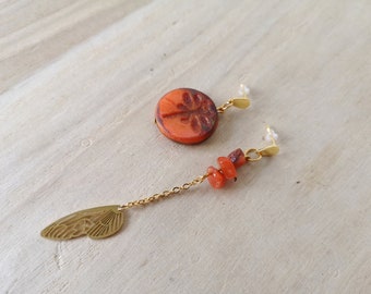Pendientes asimétricos de acero inoxidable chapado en oro con una cuenta de libélula de cristal checo naranja, un ala y cuentas de aventurina roja/naranja.