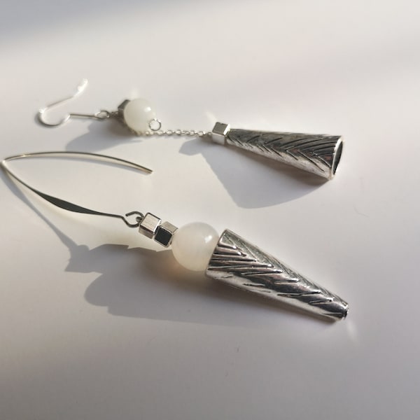 Boucles d'oreilles asymétriques grands cônes argentés, agate blanche et perle en verre blanche