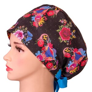 FLORAL UTERUS Peelingmütze 100% Leinen, Euro-Peelingmütze, Chirurgische Peelingmütze, Anatomie-Peelingmütze, Blumen-Gebärmutter auf einem grauen Hintergrund