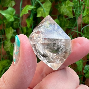 1.05 oz. MOVING Enhydro Herkimer Diamond Quartz Crystal from Herkimer County NY. 29.7 grams. E2 You get this piece!