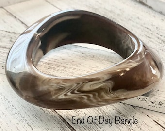 Vintage Lucite Armreif: End of Day Swirl, milchschokobraun