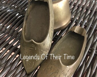 Posacenere vintage in ottone inciso a forma di scarpa Punjabi Jutti - Coppia di 2