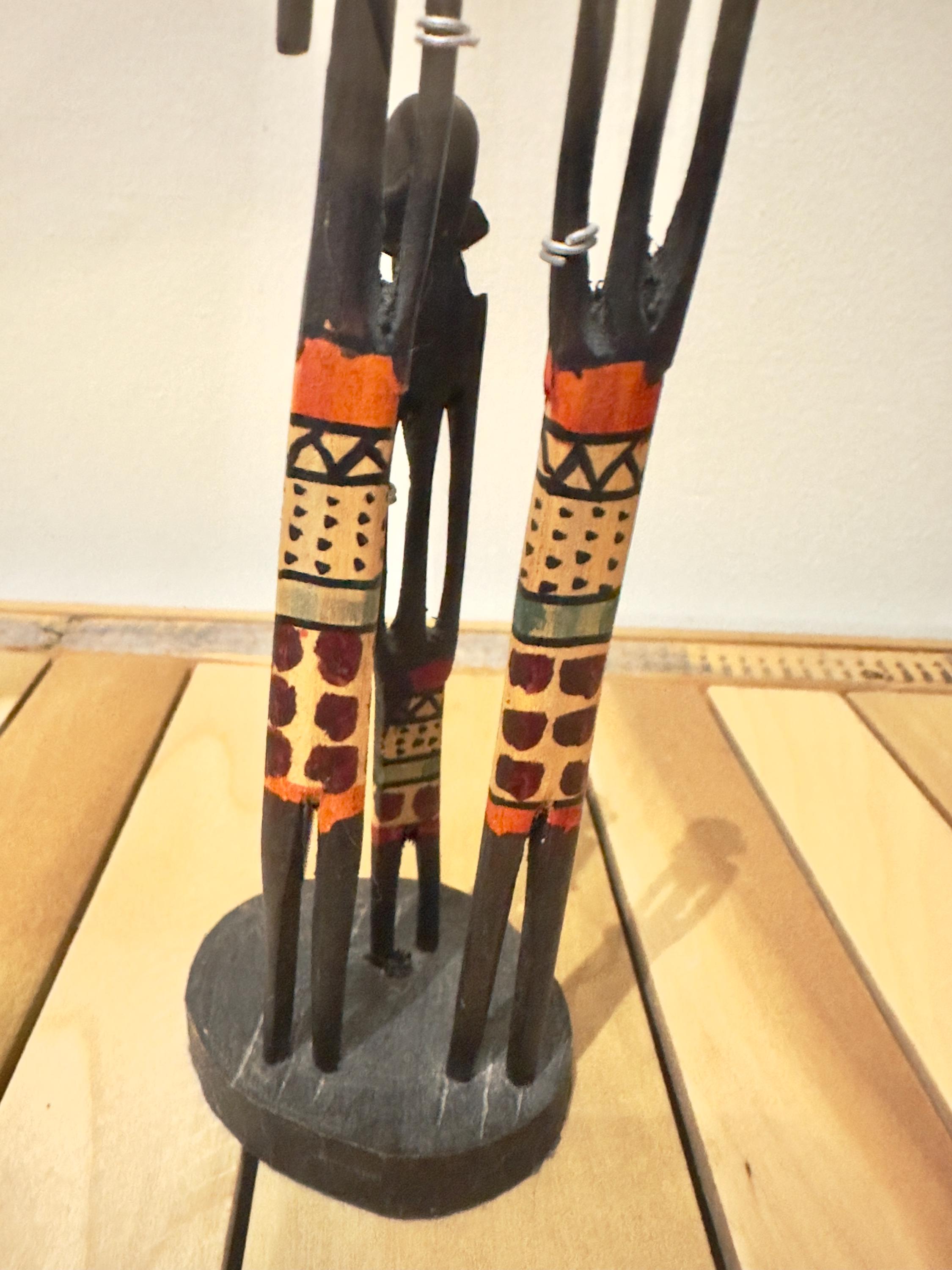 1980年代のアフリカ、ケニアのマサイ族の家族の手彫りの木製置物