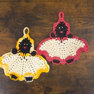 Mid Century Crochet Folk Art Pot Holders , 2 Colors