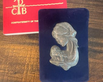 Vintage italienische Mutter und Baby Jesus geschnitzt auf Zinn montiert auf blauem Samt, 2 1/2 X 3 1/2
