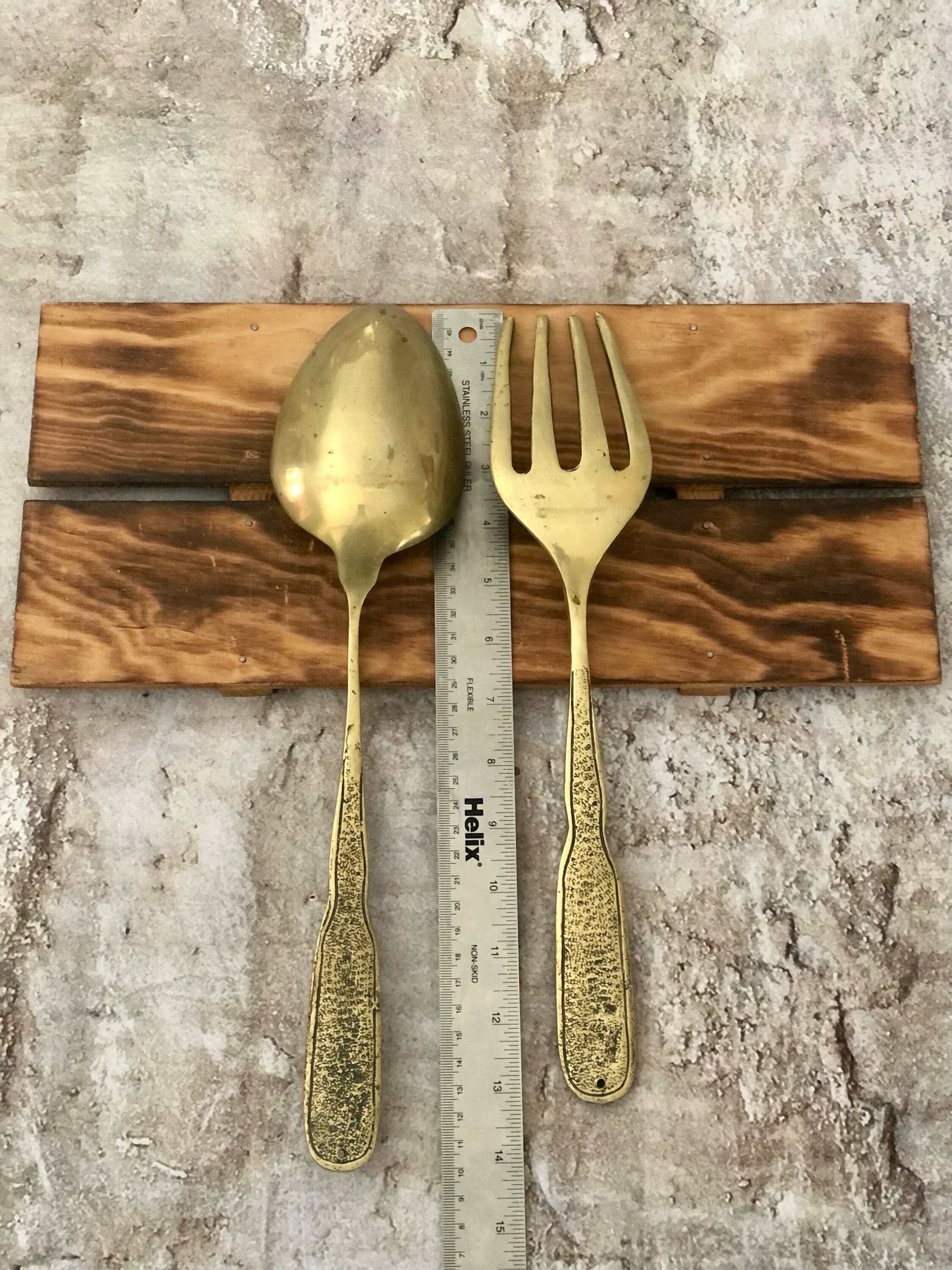 アンティーク真鍮フォークとスプーンセット：中世のキッチン壁装飾