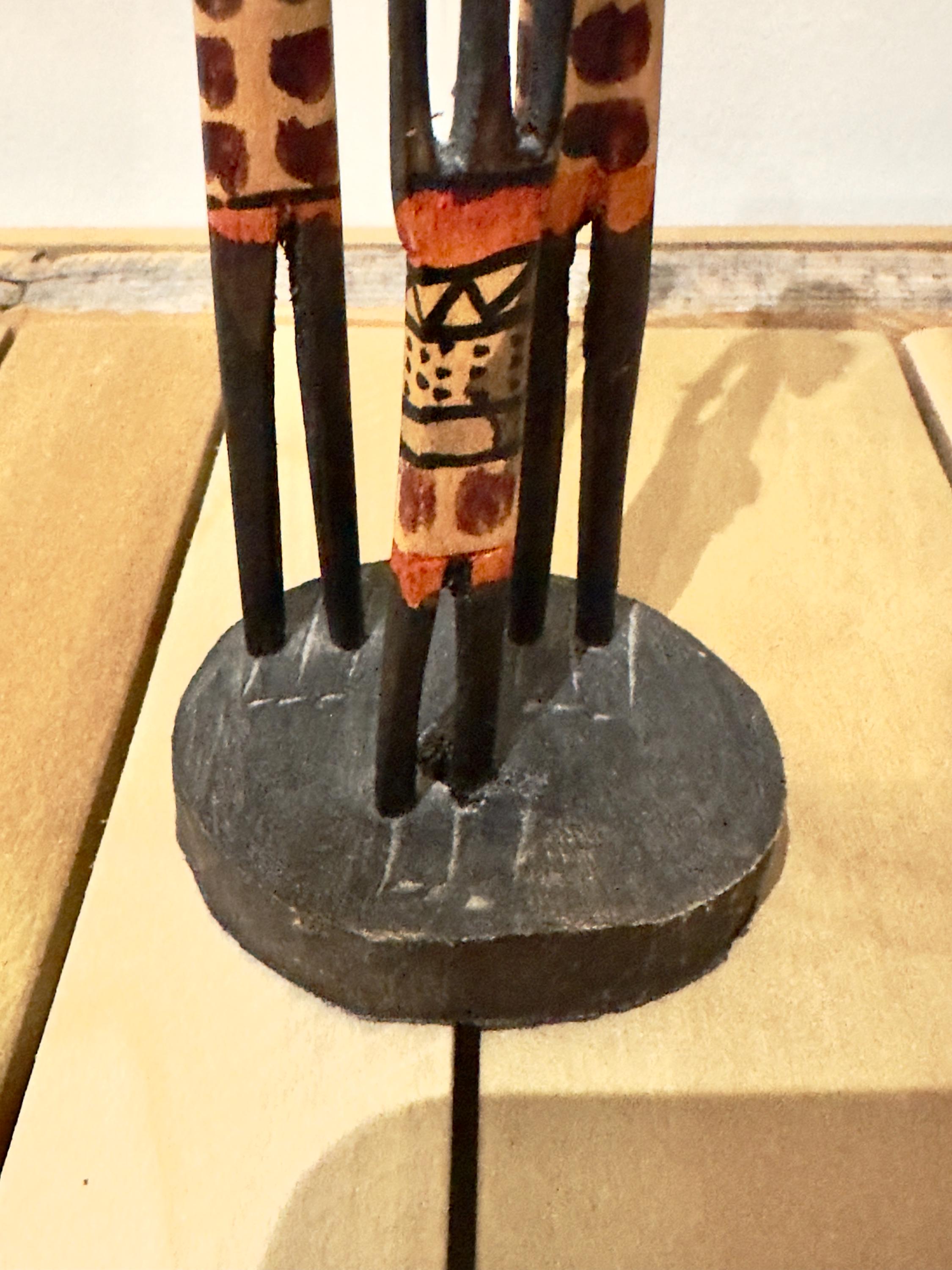 1980年代のアフリカ、ケニアのマサイ族の家族の手彫りの木製置物