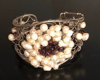 Vintage Häkelarmband mit echten Süßwasserperle und Granat Stücken