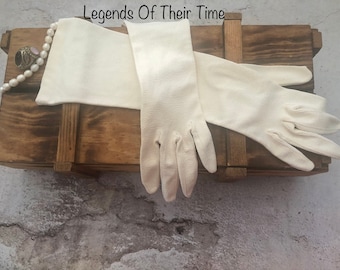 Vintage mittlere lange Handschuhe, weiß: 1940s-50s Elegant Style (Größe 6 1/2 bis 7)