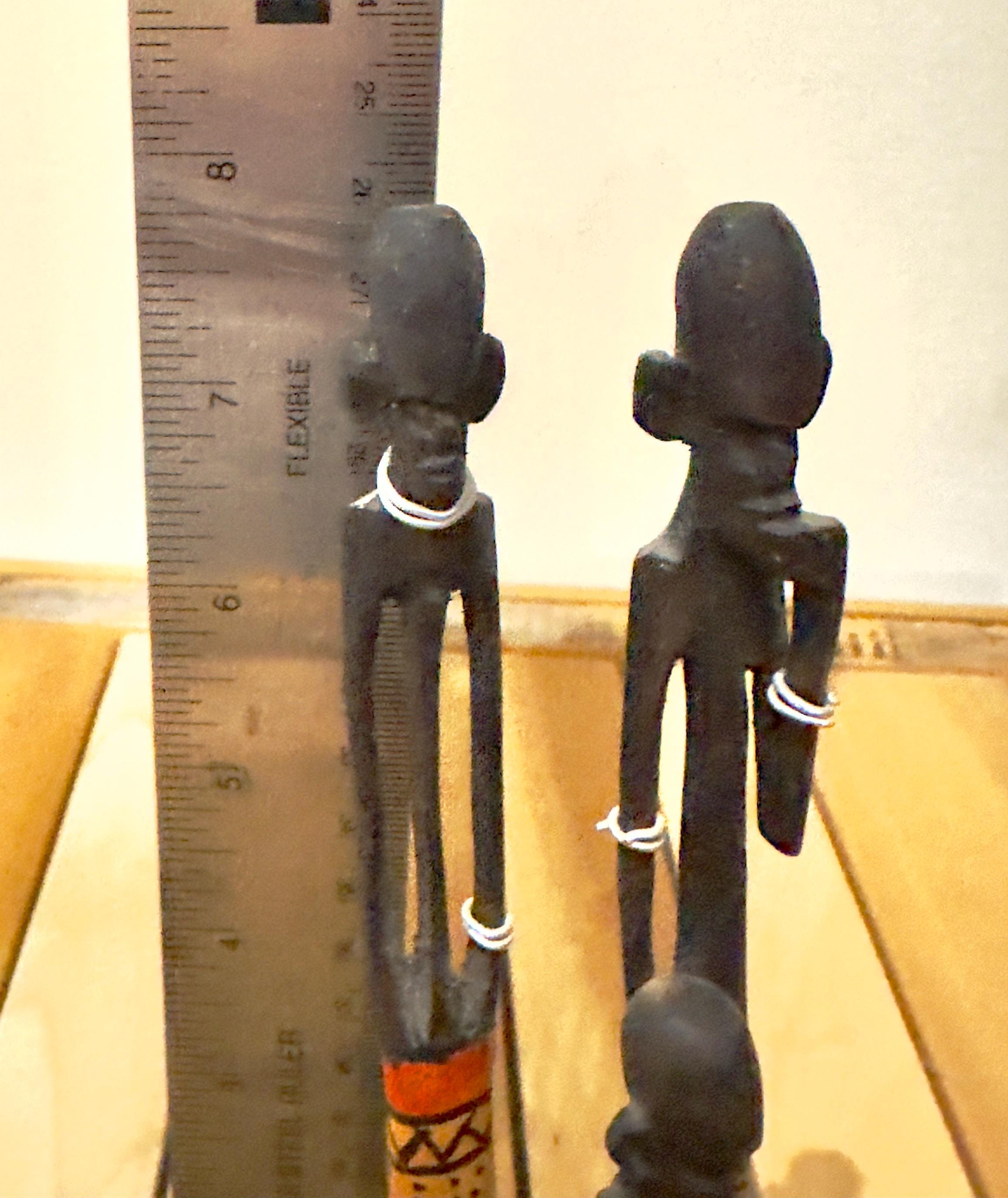 1980年代のアフリカ、ケニアのマサイ族の家族の手彫りの木製置物