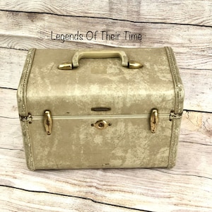 Vintage 1950&#39;s Samsonite Streamlite Train Case, Makeup Case, Suitcase Carry On with Brass Accents, Beige Marble, Shwayder Bros Inc, No Key