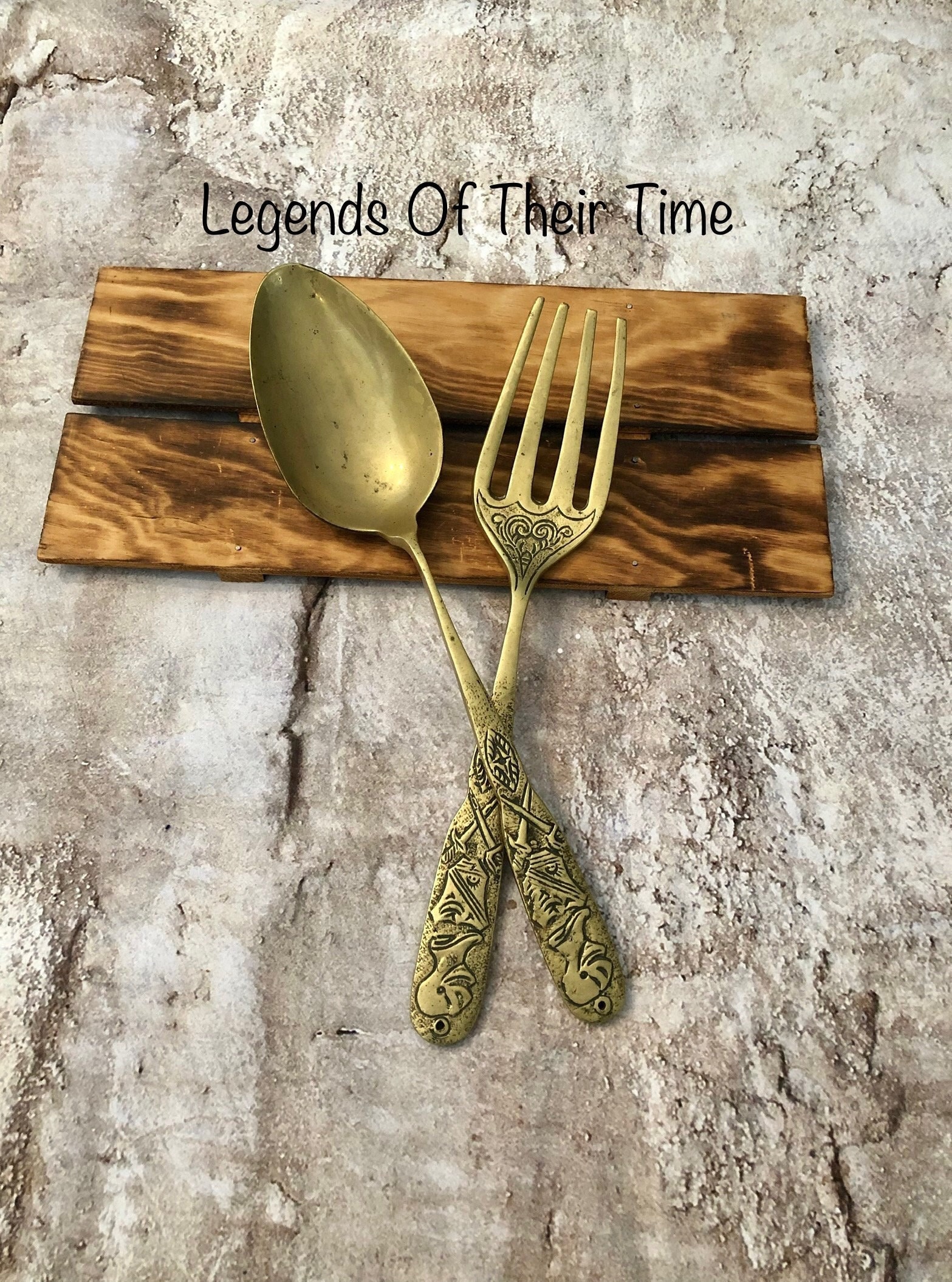 スプーン　彫金細工アンティーク アンティーク真鍮フォークとスプーンセット：中世のキッチン壁装飾