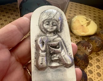Vintage Zinn Erstkommunion Kind Skulptur: Handgefertigtes religiöses Geschenk
