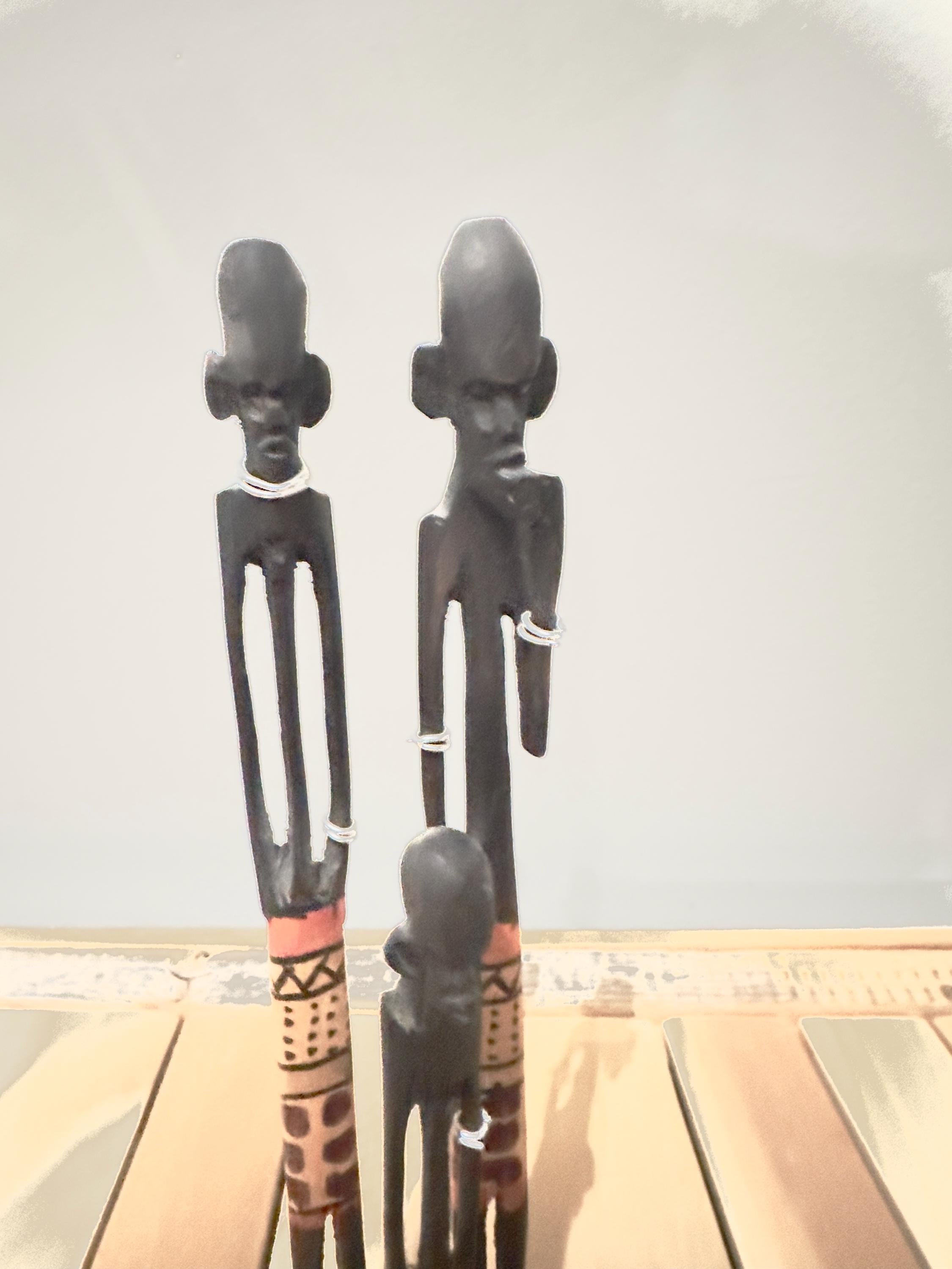 1980年代のアフリカ、ケニアのマサイ族の家族の手彫りの木製置物