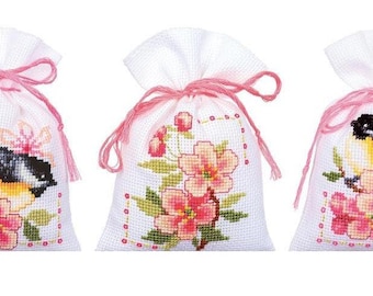Kit de punto de cruz contado "Bolsa de popurrí de primavera con pájaros y flores" de Vervaco