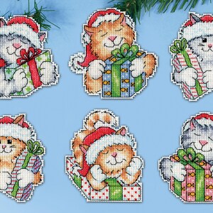 DIY Design Works Gifted Cats Kittens Christmas Plastic Canvas Ornament Kit