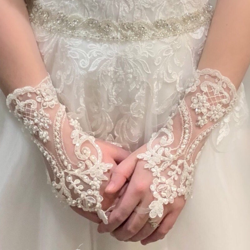 Long Lace Gloves Sonata